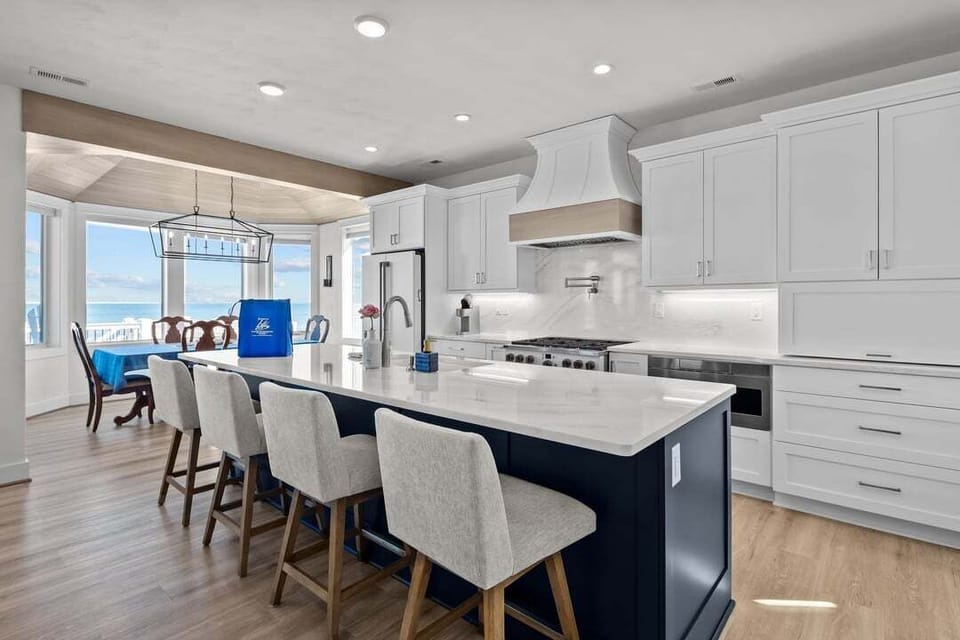 Mid-Level Kitchen with Bar (seats 4)