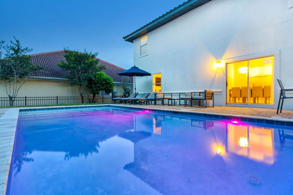Dive into the pool and unwind in the spa! Access it through the sliding door from the dining area, and enjoy outdoor seating, an 8-seater table, and sun loungers! | White Sands, Paradise Isles, Destin | Voyax Luxury Vacation Rentals