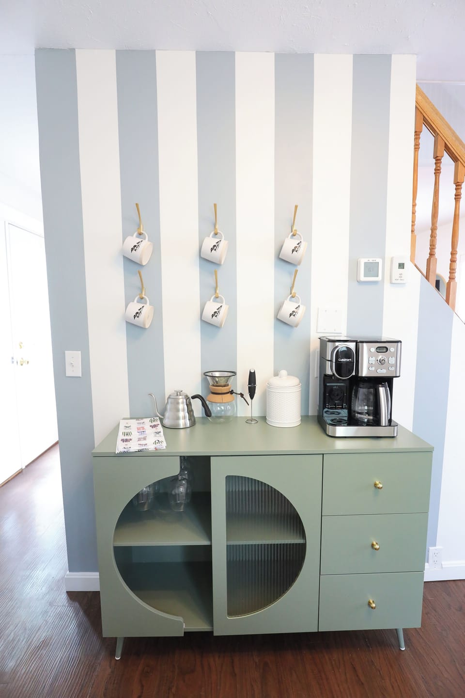 Coffee station equipped with drip coffee machine, pour over and single pod. 