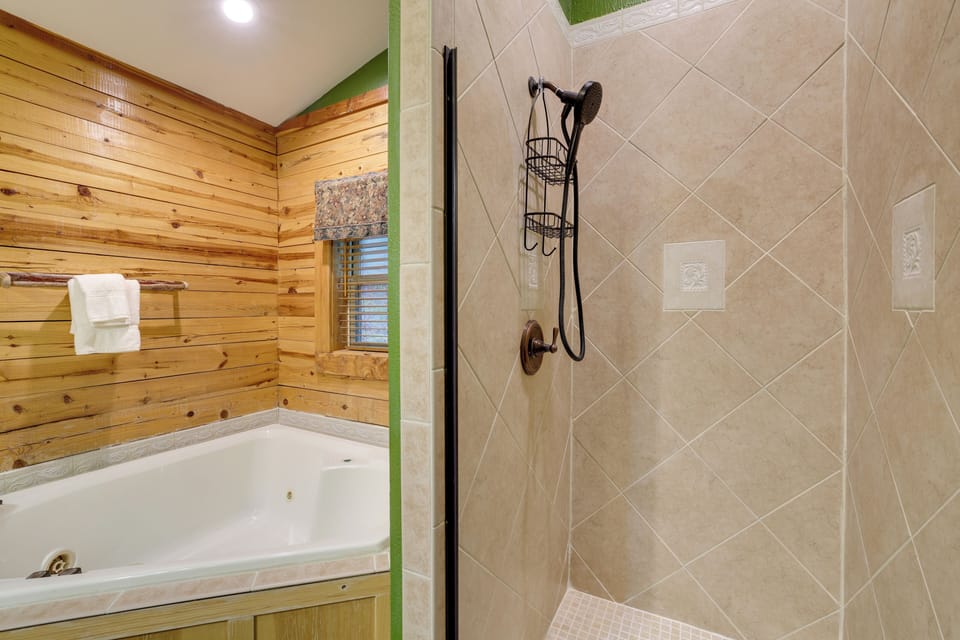 Full Bathroom | 1st Floor | Towels Provided | Jetted Tub