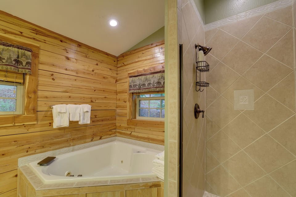 Full Bathroom | 1st Floor | Towels Provided | Jetted Tub