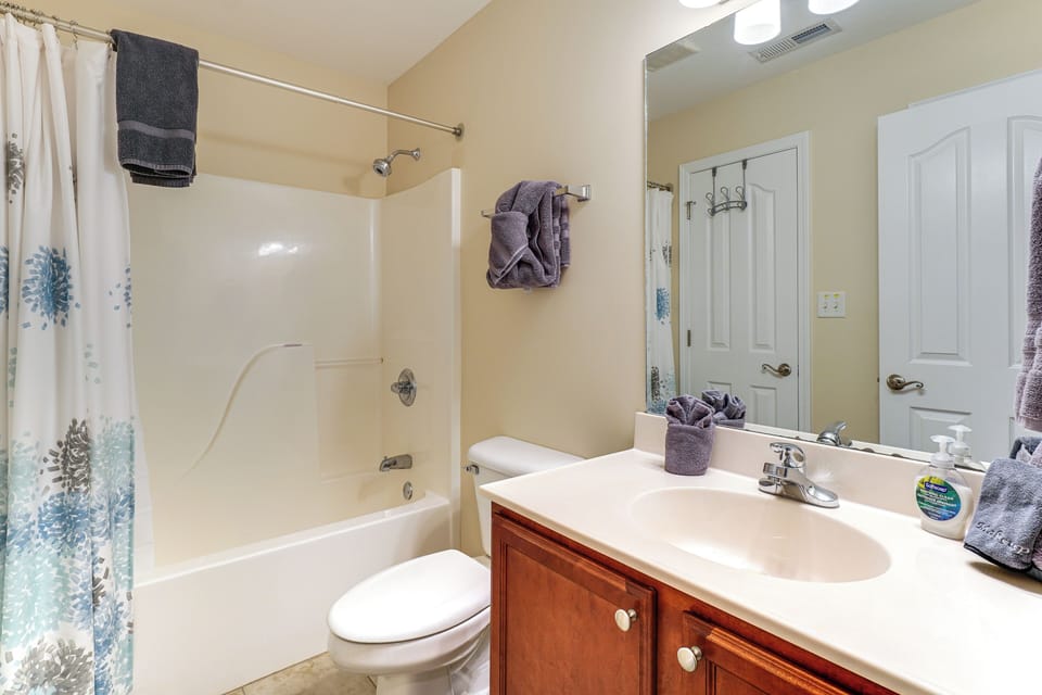 Full Bathroom | Towels Provided
