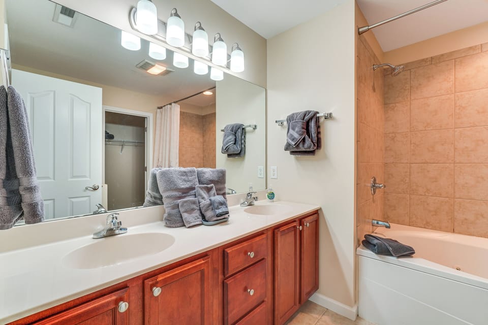 Full Bathroom | Shower/Tub Combo