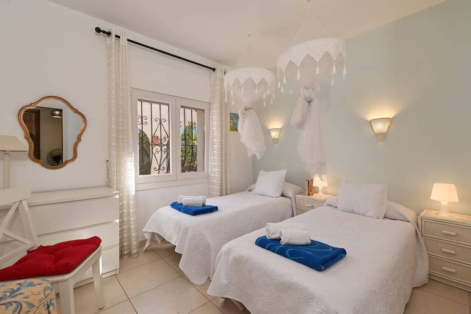 Bedroom with two single beds