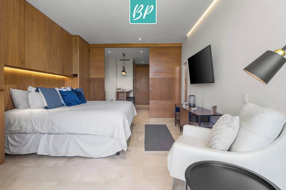 Bedroom (KIng Size Bed)