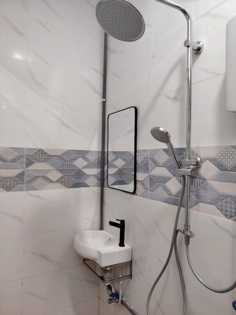 Grand Single Room | Bathroom | Shower, towels, soap, shampoo