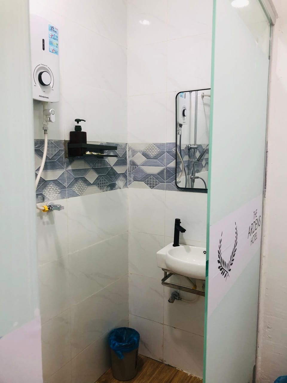 Standard Double Room | Bathroom | Shower, towels, soap, shampoo