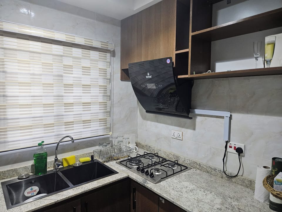 Full-size fridge, microwave, stovetop, cookware/dishes/utensils
