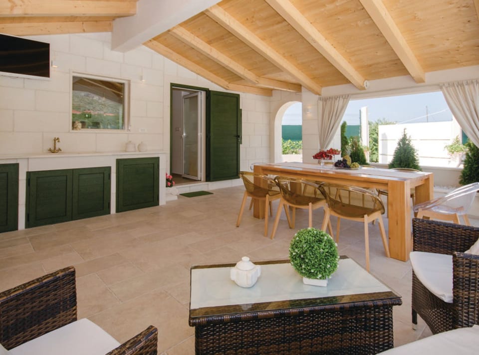 House (Holiday Home) | Living room | 32-inch flat-screen TV with satellite channels, table tennis