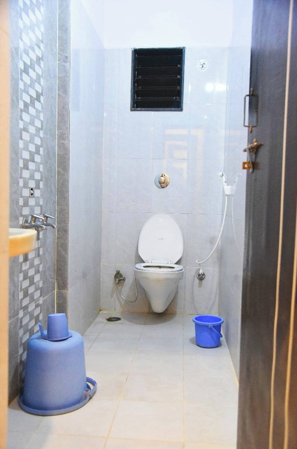 Deluxe Triple Room | Bathroom | Shower, free toiletries, slippers, soap