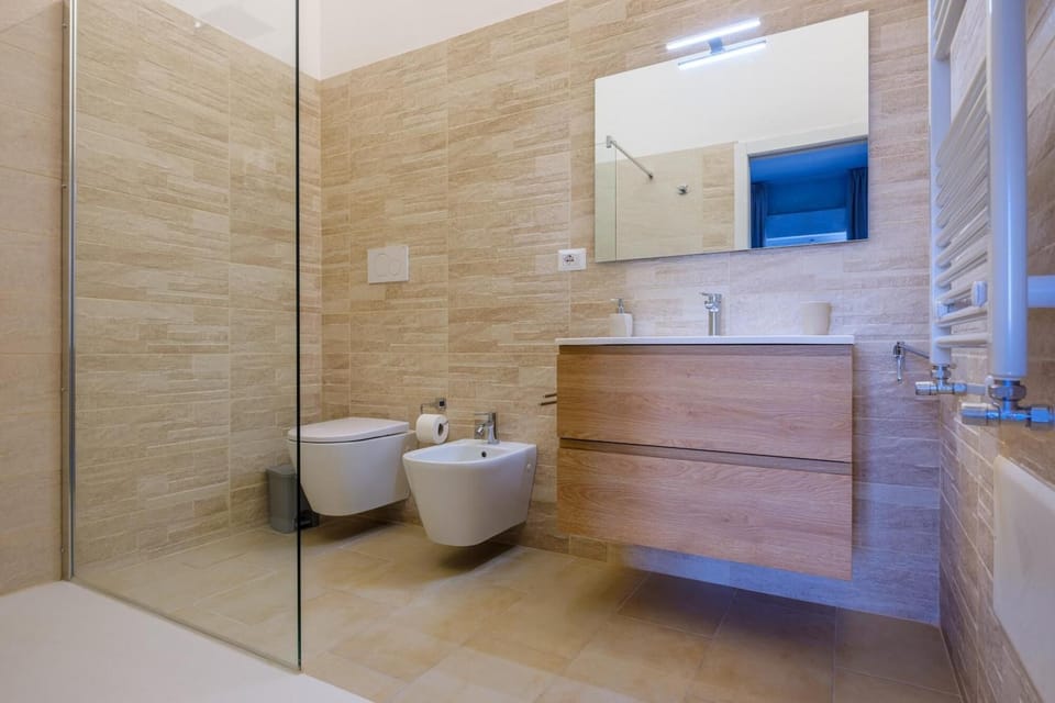 Comfort Apartment, City View | Bathroom | Slippers, bidet, soap, shampoo