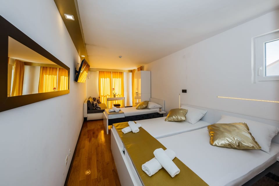 Standard Triple Room | Desk, blackout drapes, free WiFi, bed sheets