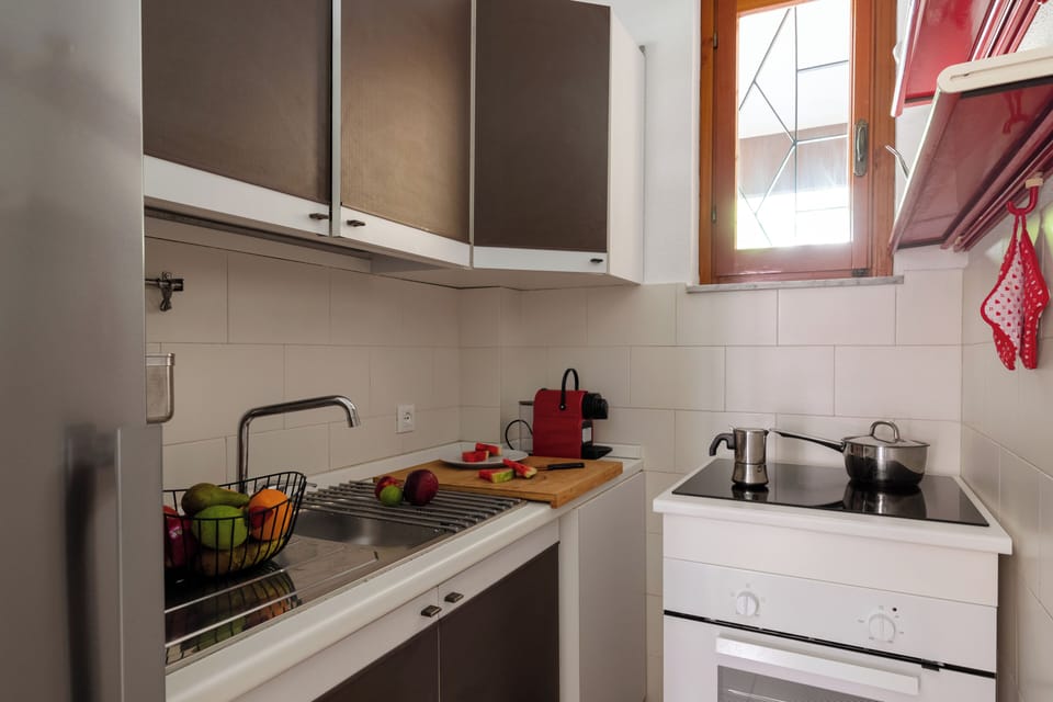Comfort Apartment | Private kitchenette | Full-size fridge, microwave, oven, stovetop