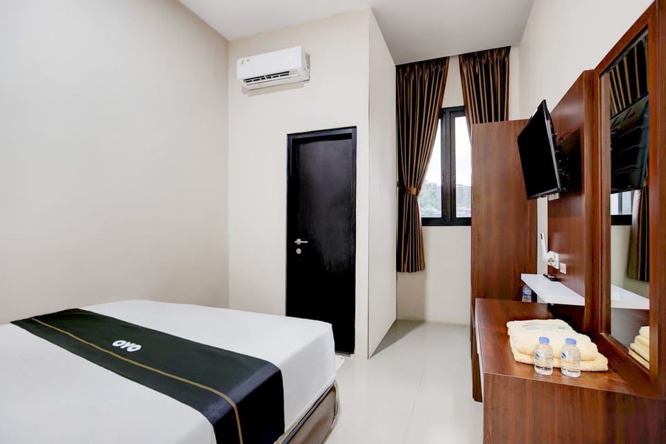 Deluxe Double Room | Desk, WiFi (free), bed sheets