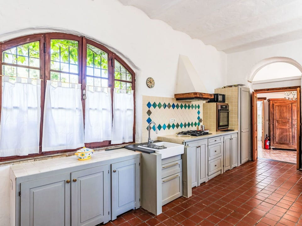 Flooring, Kitchen, Interior Design, Floor, Countertop, Home, Cabinetry, Furniture, Ceiling, Tile