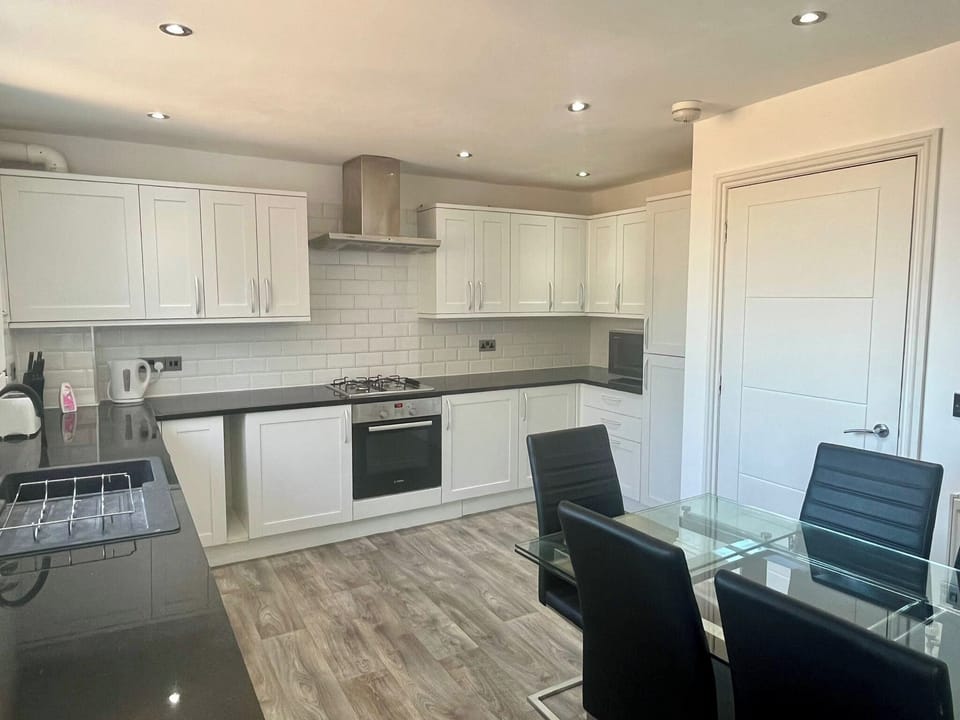 House | Private kitchen | Fridge, microwave, oven, stovetop