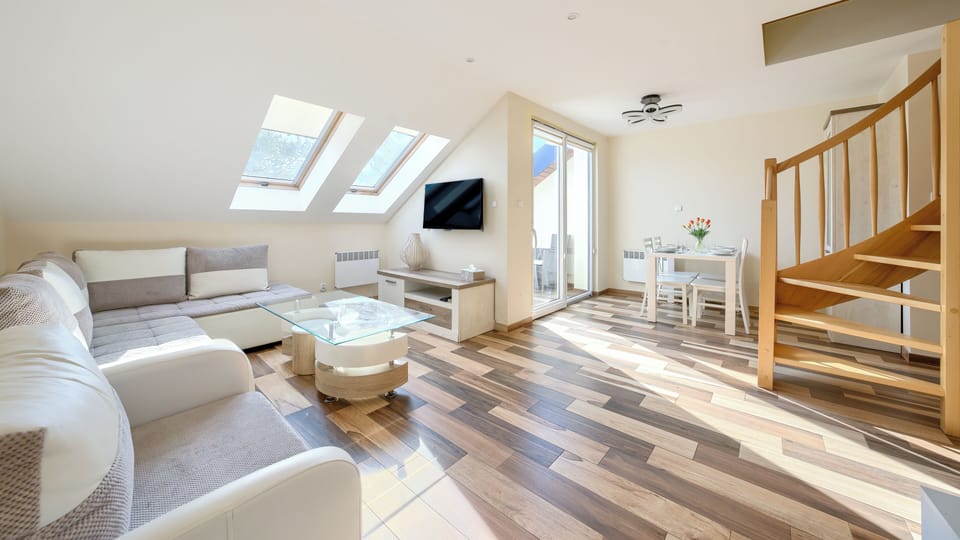 Apartment (406) | Living area | Flat-screen TV