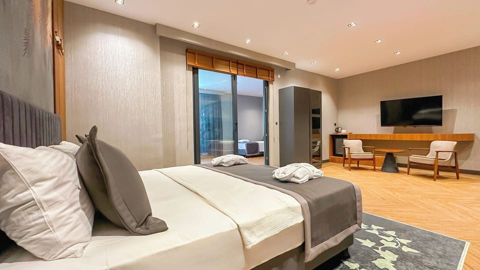 Family Room | Minibar, in-room safe, desk, laptop workspace