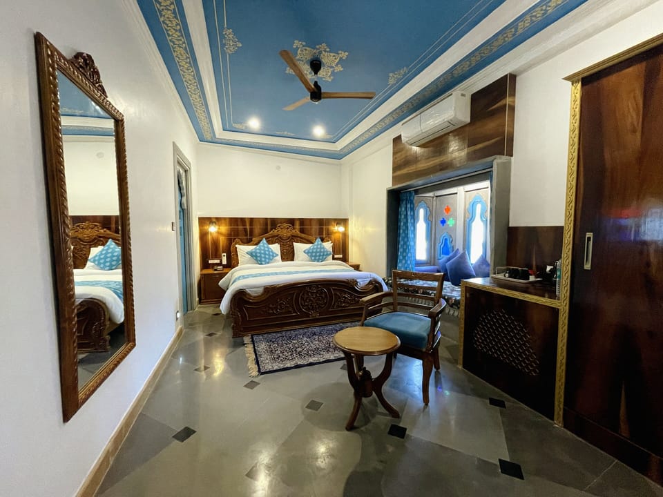 Presidential Studio Suite, 1 King Bed | Desk, laptop workspace, iron/ironing board, free WiFi