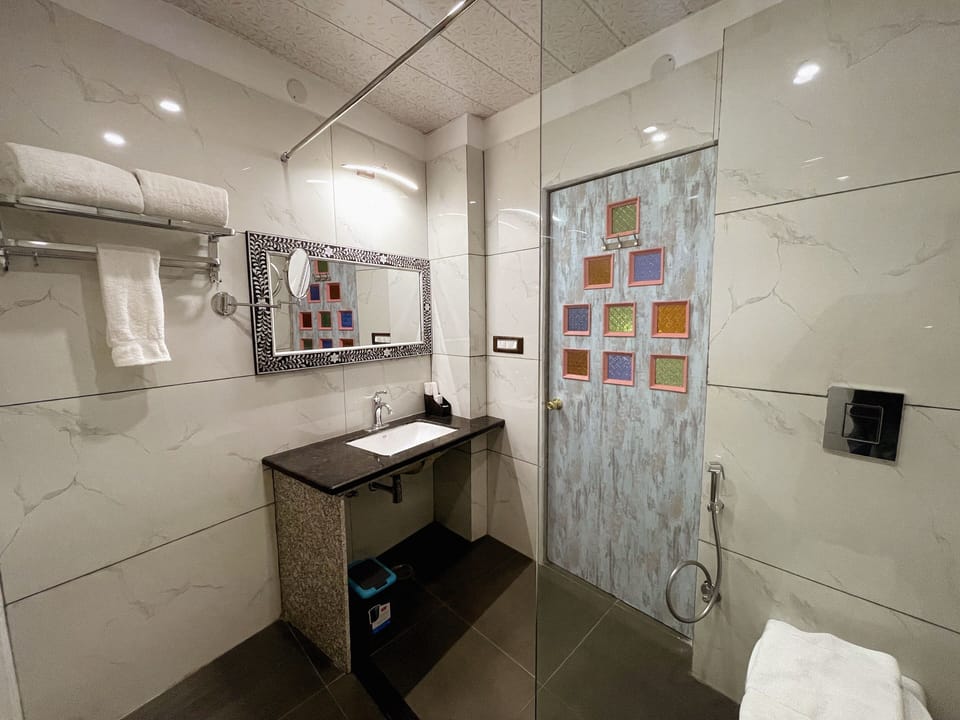 Junior Studio Suite | Bathroom | Shower, free toiletries, hair dryer, towels