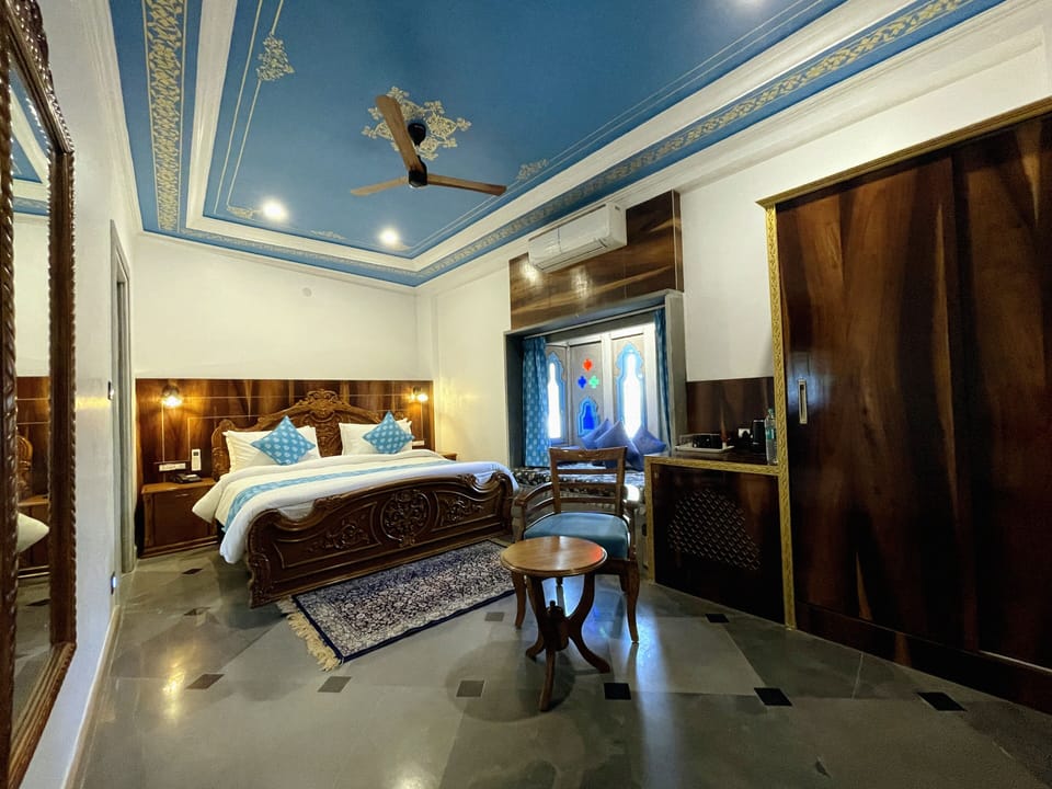 Presidential Studio Suite, 1 King Bed | Desk, laptop workspace, iron/ironing board, free WiFi