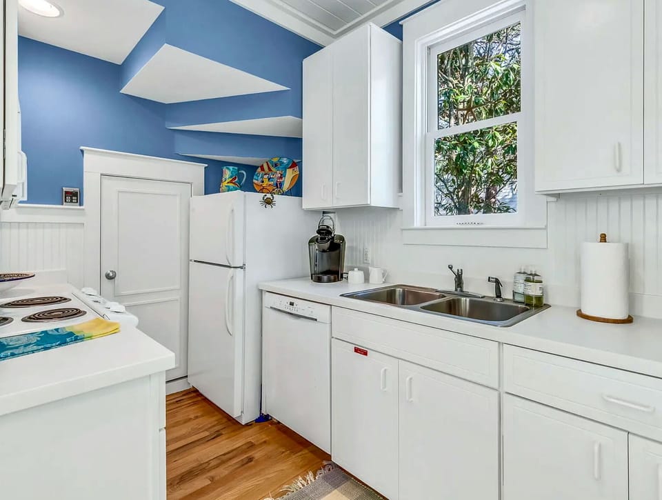 KITCHEN ALTERNATE VIEW