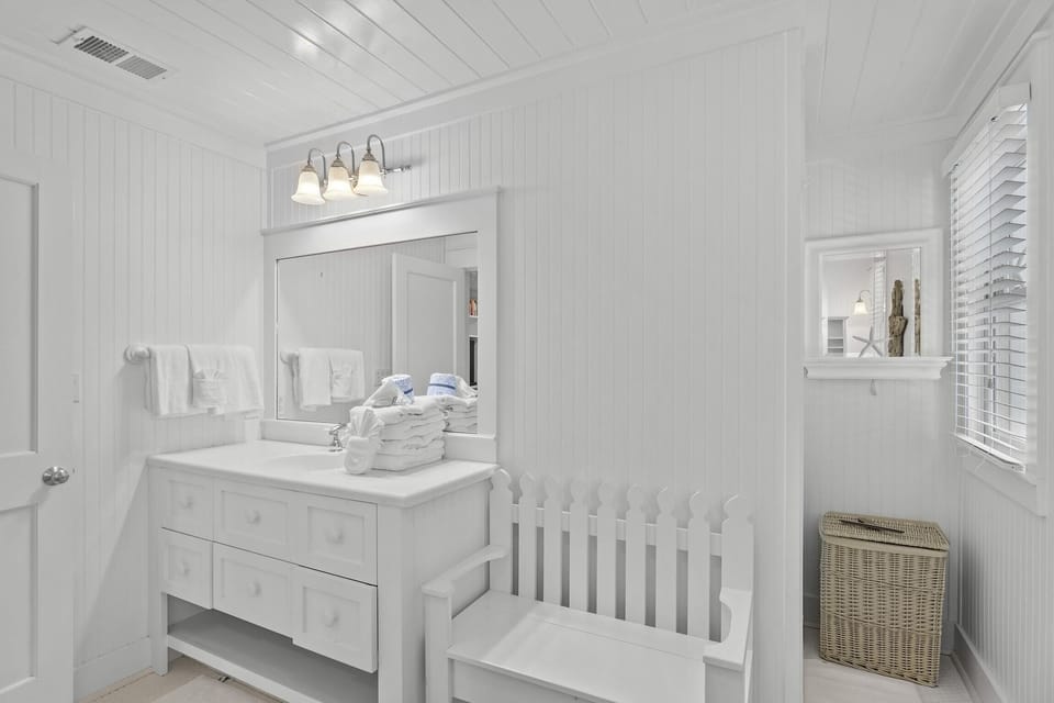 KING PRIVATE BATH, SINGLE VANITY & SHOWER