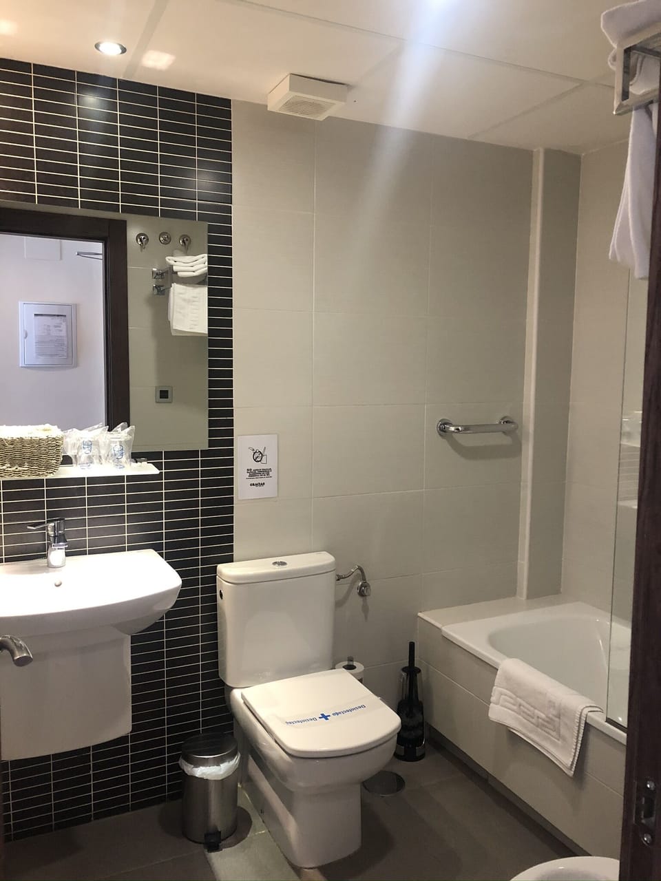 Superior Double Room | Bathroom | Free toiletries, hair dryer, towels, soap