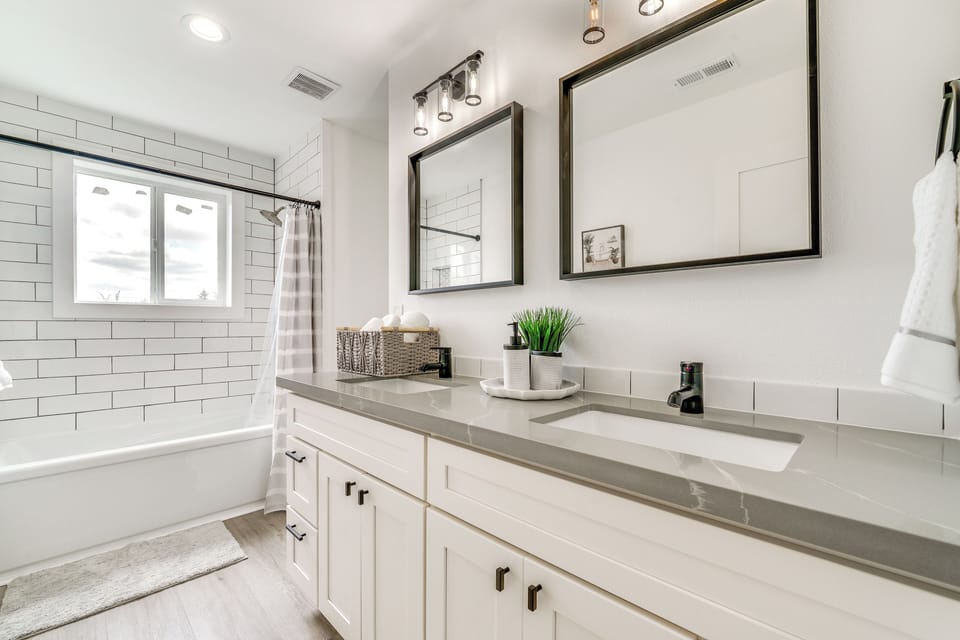 4 Mi to Dtwn: Modern Tacoma Home w/ Spacious Yard Cottage in Tacoma