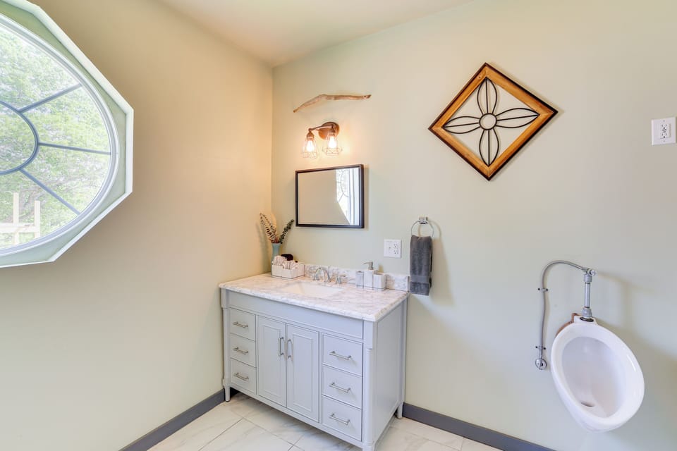 Lake Taneycomo Views: Family-friendly Cabin! Cottage in Forsyth