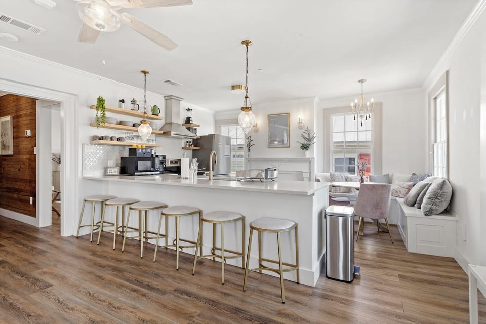 Between the banquette and the peninsula, there's plenty of seating in the kitchen/dining area!