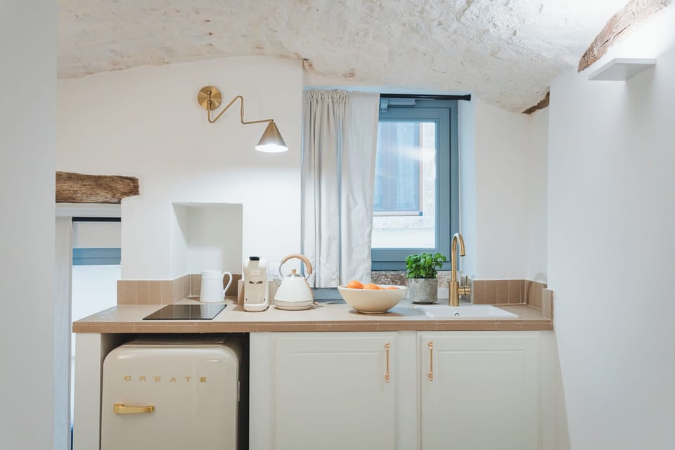 Luxury Suite | Private kitchen | Cookware/dishes/utensils