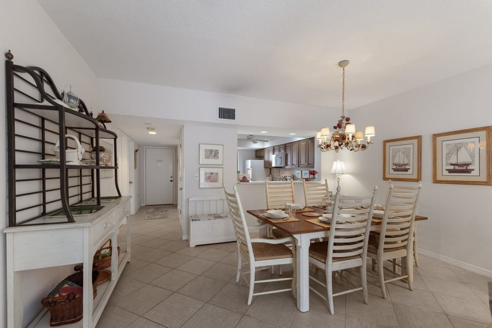 Condo, 2 Bedrooms | Dining