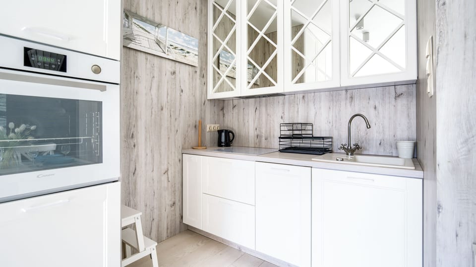 Apartment (6) | Private kitchen | Fridge, stovetop, electric kettle, cookware/dishes/utensils