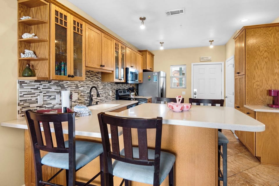 Eat-in kitchen bar seating