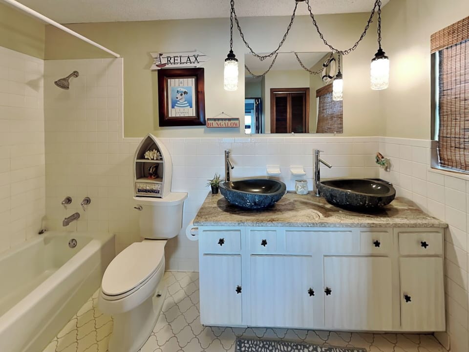 SecondB Bathroom - Shower/Tub Combo