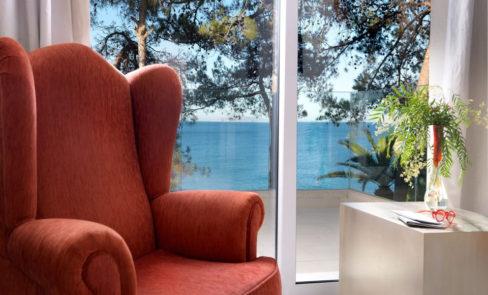 In-room safe, soundproofing, free WiFi, bed sheets