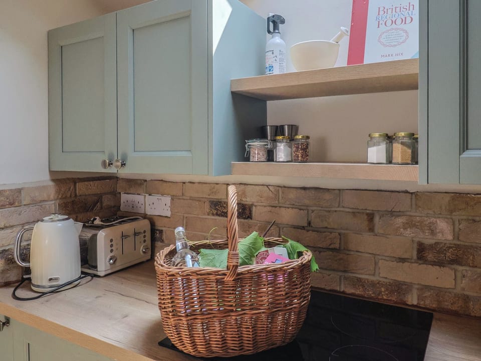 Cottage | Private kitchen | Fridge, dishwasher, cookware/dishes/utensils
