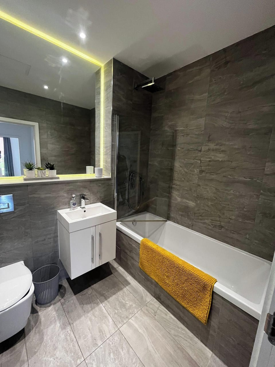 Grosvenor Rd - 2-bedrooms - Sleeps 5 - Parking Apartment in St Albans
