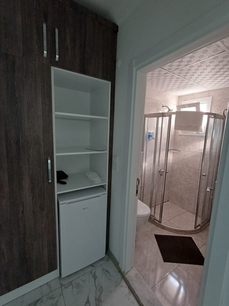 Comfort Triple Room | Bathroom | Shower, hair dryer, towels, soap