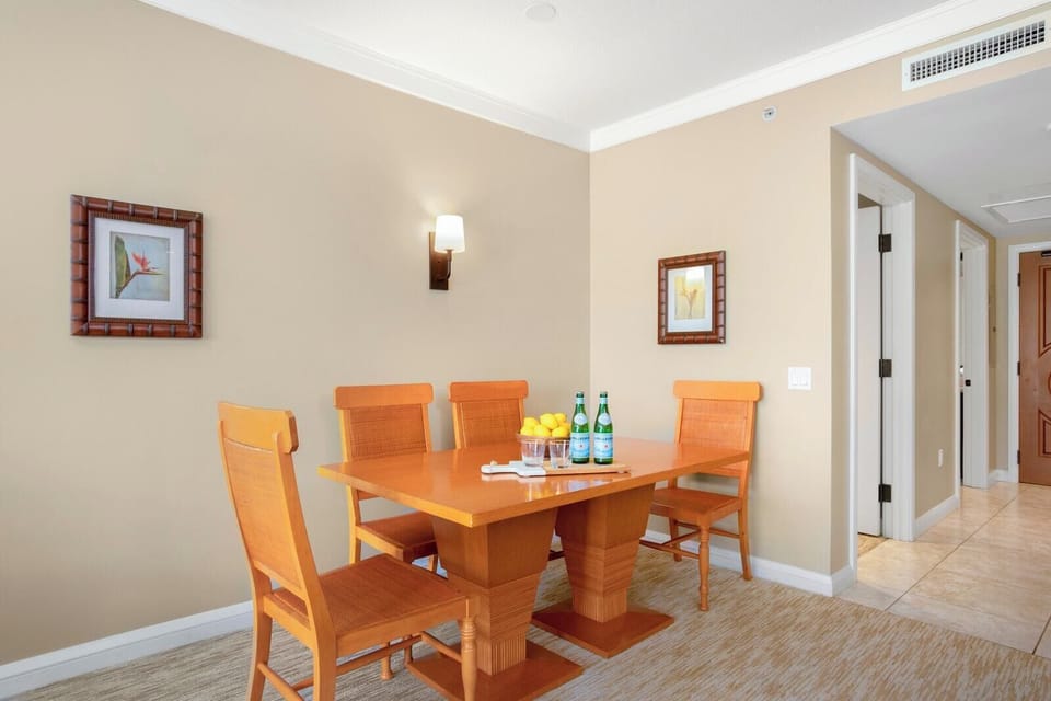 Gather, feast, and laugh in this warm, elegant dining nook. HKH-222