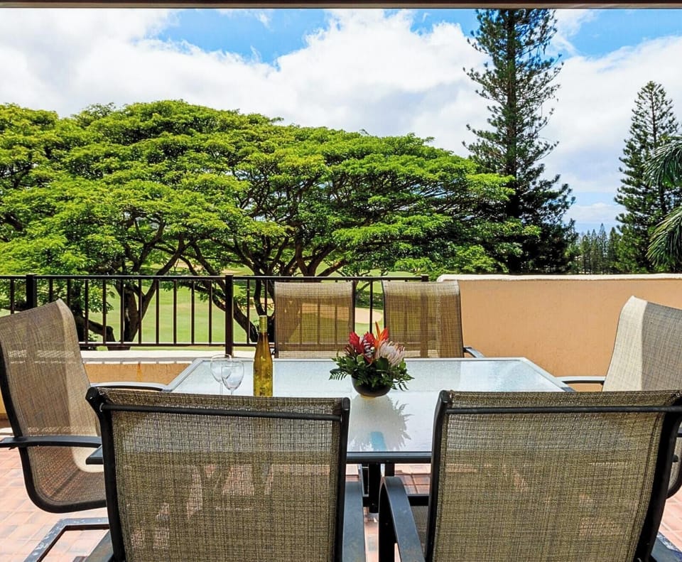 Start your day in paradise with breakfast surrounded by trees and the sound of aloha. KGV-14V3
