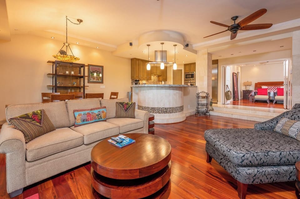 Tropical elegance meets rustic warmth in a living room designed for barefoot comfort     KGV-14P6