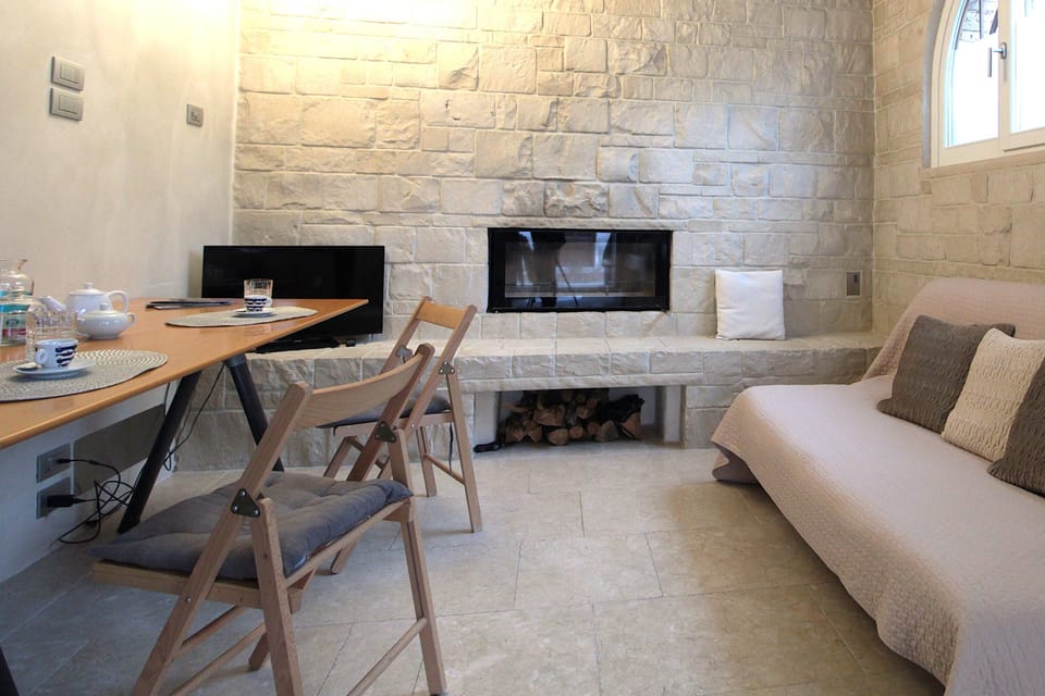 House | Living area | 32-inch flat-screen TV with cable channels