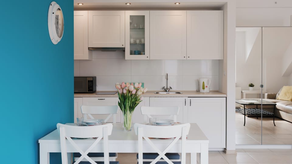 Apartment (25) | Private kitchen | Fridge, stovetop, electric kettle, cookware/dishes/utensils