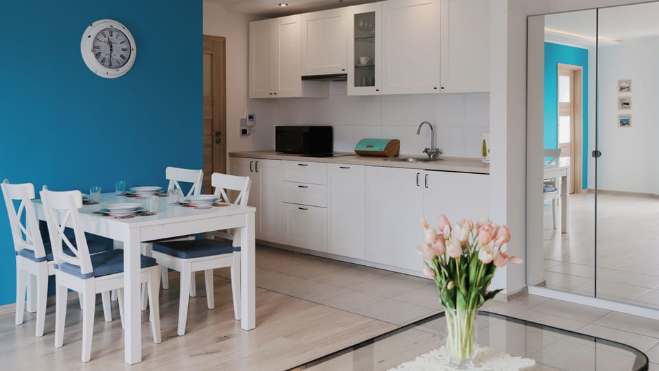 Apartment (25) | Private kitchen | Fridge, stovetop, electric kettle, cookware/dishes/utensils