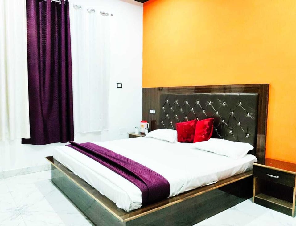 Comfort Double Room Single Use, Valley View | Desk