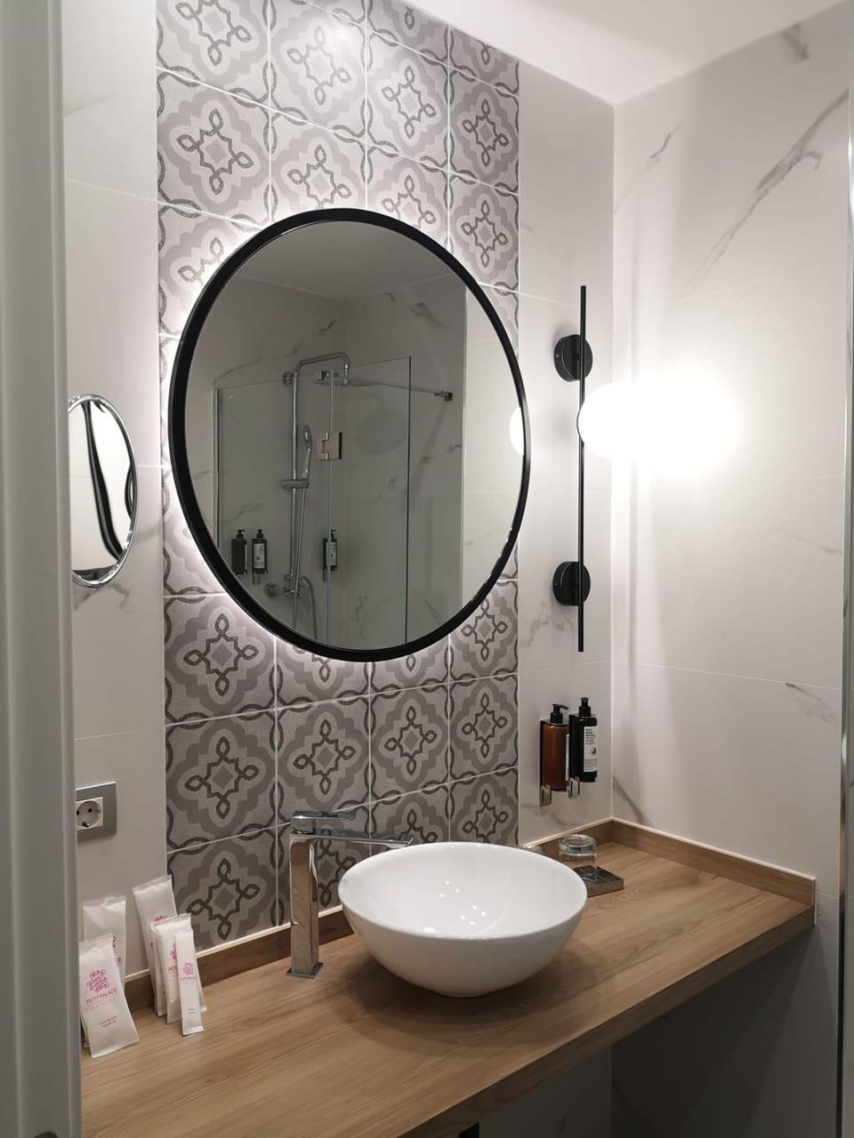 Shower, hydromassage showerhead, free toiletries, hair dryer