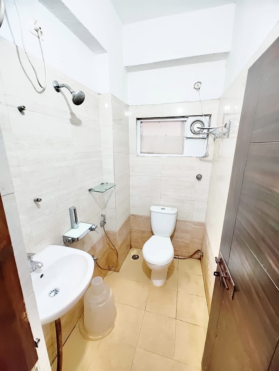 Classic Double or Twin Room | Bathroom | Shower, towels, soap, shampoo