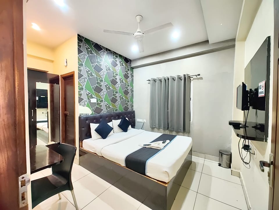 Standard Double Room, 1 Double Bed | Living area | 36-inch Smart TV with cable channels
